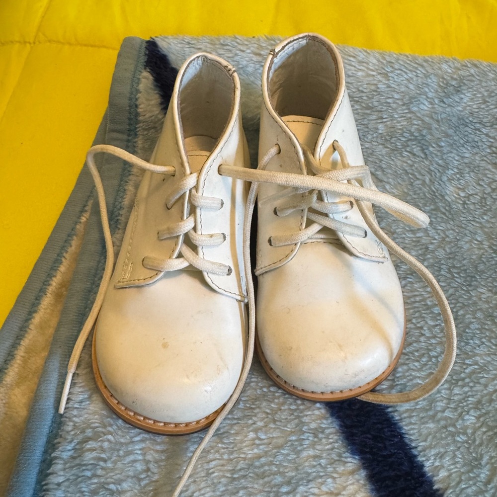 Baby walking shoes size 5.5 excellent condition